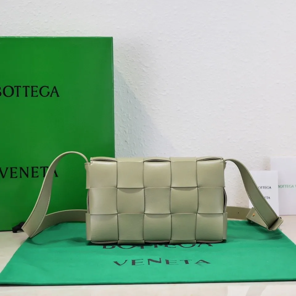 Batch 1420 Real shots 👇BV Cassette’s trendy design is earth-shakingly beautiful. The handsome style with flamboyant personality has completely changed the dull style of the past. Beauty is a topic that women can never refuse. Walking on the streets of Milan, you can see her figure everywhere. It is called tofu bag, original sheepskin: the key point is that both men and women can control it, and has become a big celebrity in the fashion circle. Size 23*15*5 [6687#] travertine green